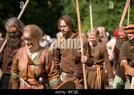 Wikinger-Krieger nach der Schlacht bei einem Wikinger Reenactment-Festival in Dänemark Stockfoto