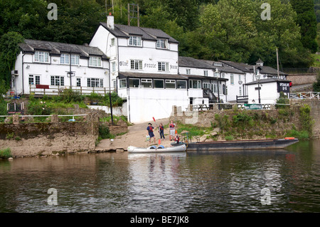 Hand Fähre über den Fluss Wye bei Symonds Yat im Forest of Dean, Herefordshire, England mit Kanuten winken Stockfoto