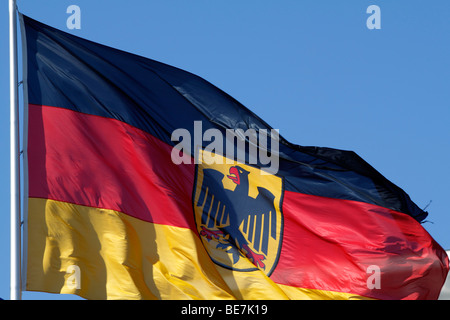 Berlin, die Flagge der föderalen Behörden Deutschlands. EU/DE/DEU/GER/Europa/Deutschland, Hauptstadt Berlin, die Flagge der Bundesrepublik Stockfoto