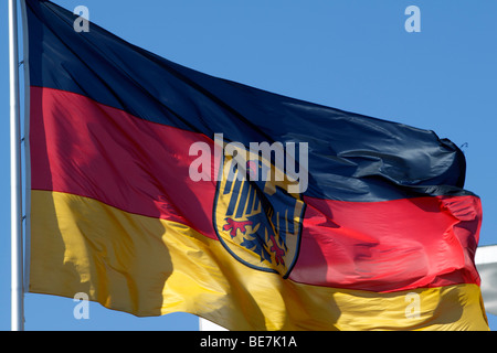 Berlin, die Flagge der föderalen Behörden Deutschlands. EU/DE/DEU/GER/Europa/Deutschland, Hauptstadt Berlin, die Flagge der Bundesrepublik Stockfoto