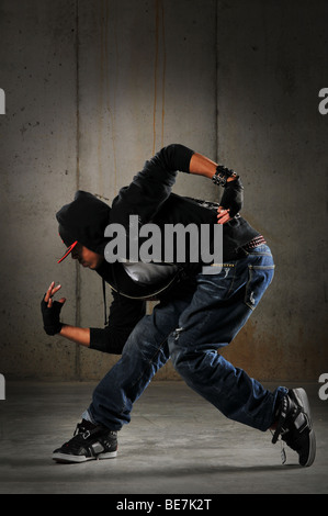 Hip Hop Tänzer Durchführung einer Grunge-Wand Stockfoto