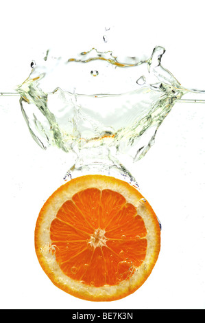 Orange sank im Wasser isoliert auf weißem Hintergrund Stockfoto
