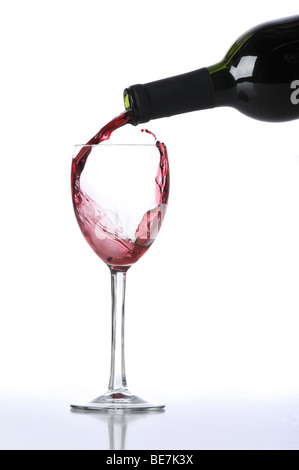 Rotwein auf weißem Hintergrund isoliert Glas gegossen Stockfoto