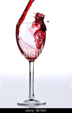 Rotwein auf weißem Hintergrund isoliert Glas gegossen Stockfoto