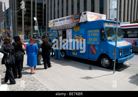 Herr Leckere Pommes, oder "der Blue Chip Truck 'Verkauf fast food bei Nathan Philips Square am Mittag in der Innenstadt von Toronto, Ontario, Kanada. Stockfoto