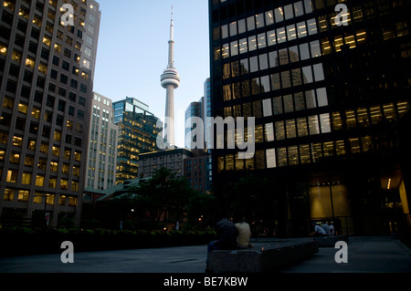 Ein Blick auf den CN Tower von der Toronto Dominion Zentrum TD Türme (rechts), Toronto, Ontario, Kanada gesehen. Stockfoto