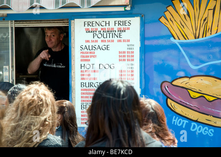 Der Besitzer von Mr. Tasty Fries - auch bekannt als "The Blue Chip Truck" - nimmt Fast-Food-Bestellungen auf der Queen Street West, Toronto, Ontario, Kanada. Stockfoto