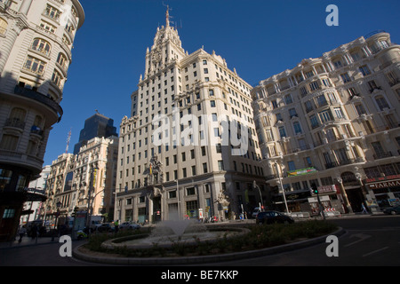 Spanien, Madrid, Centro, Edificio Telefonica und andere dekoriert aufwendig grand Edificious am Gran Via Stockfoto