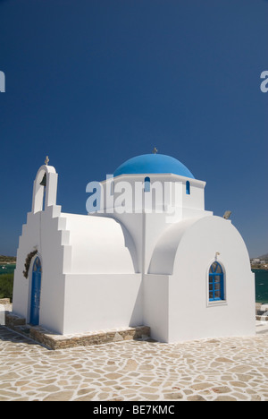 Orthodoxe blaue Kuppel weiß getünchte Kirche auf der Insel Antiparos, Kykladen, Griechenland Stockfoto