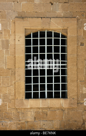 Fenster mit Metallstangen in Agios Ioannis Kirche in Nikosia, Zypern. Stockfoto