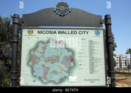 Nahaufnahme einer Karte der Walled Stadt von Nicosia, Touristen zeigen was zu sehen, in den nördlichen und südlichen Teil der Stadt. Stockfoto