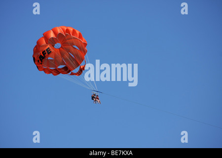 Paragliding im Fig Tree Bay, Protaras, Zypern. Paragliding ist eine der vielen beliebten Wassersport hier. Stockfoto