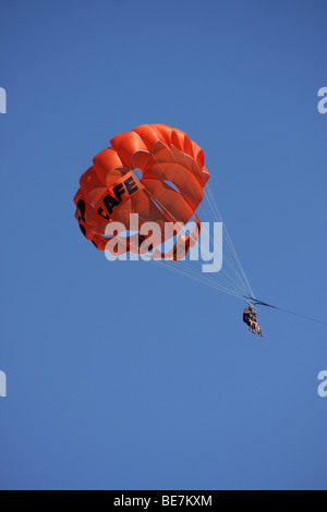 Paragliding im Fig Tree Bay, Protaras, Zypern. Paragliding ist eine der vielen beliebten Wassersport hier. Stockfoto