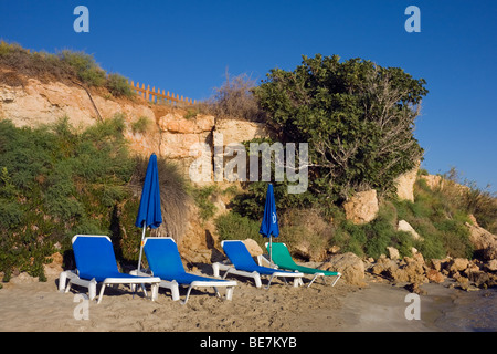 Leere liegen in den frühen Morgenstunden am Strand von Fig Tree Bay, Protaras, Zypern. Stockfoto