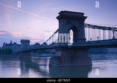 Budapests berühmte Kettenbrücke im frühen Morgenlicht Stockfoto