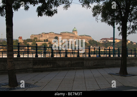 Der königliche Palast von Buda gesehen von der Promenade auf der Pestseite der Donau Stockfoto