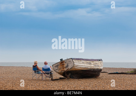 Ein paar entspannen am Strand in Aldeburgh, Suffolk, Uk Stockfoto