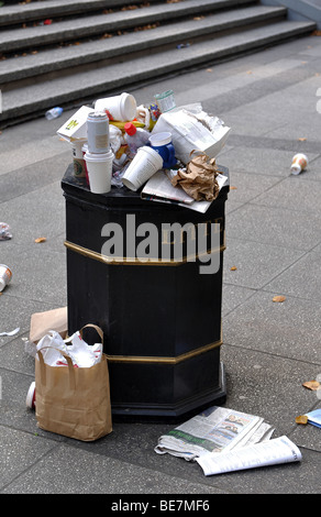 Überquellenden Abfallbehälter London City Centre, England, Großbritannien Stockfoto