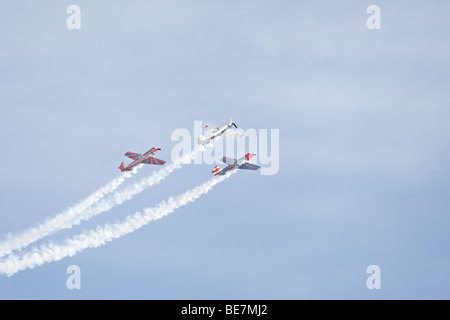 Drei alte Stil Kunstflug Sportflugzeuge Stunt mit Rauch Wanderwege zu tun Stockfoto