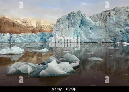 Arktischen Gletschereis schmilzt in Svalbard KongsFjorden Stockfoto