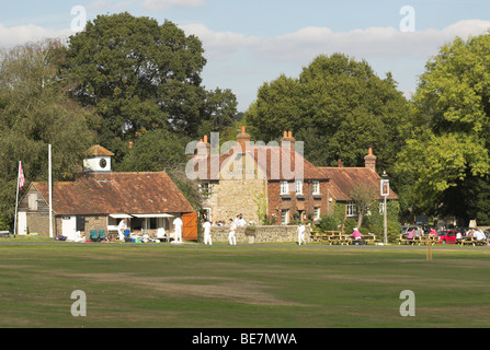 Lurgashall Dorfplatz sieht Spieler bereitet für ein Cricket-Spiel an einem warmen sonnigen Herbsttag. Stockfoto