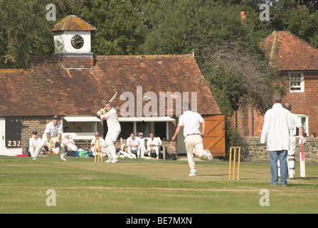 Lurgashall Dorfplatz sieht teilnehmenden Spieler in einem Spiel der Cricket an einem warmen sonnigen Herbsttag. Stockfoto