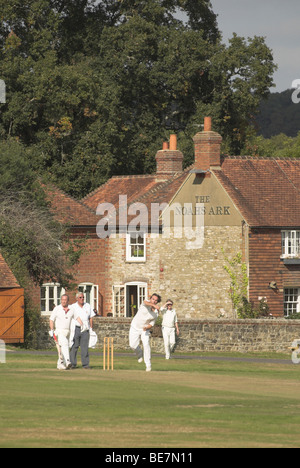 Lurgashall Dorfplatz sieht teilnehmenden Spieler in einem Spiel der Cricket an einem warmen sonnigen Herbsttag. Stockfoto