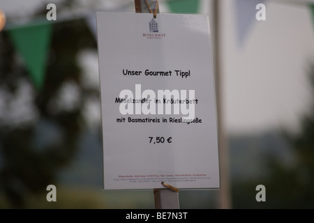 Zander auf der Speisekarte, Wein-Straßenfest, Urzig, Mosel, Deutschland Stockfoto