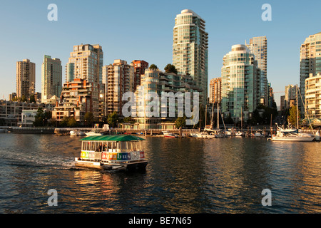 Eine Fähre nähert sich Granville Island, False Creek, Vancouver BC, Kanada Stockfoto