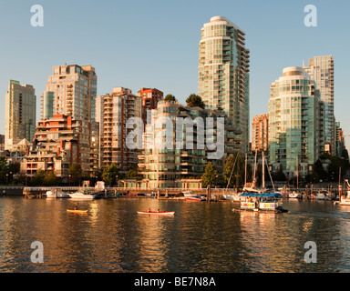 Blick auf False Creek und zentrale Vancouver, Kanada, von Granville Island. Stockfoto