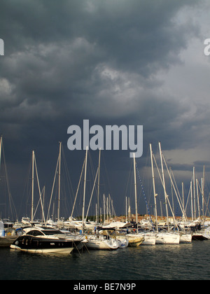 Gewitterhimmel über den Yachthafen in Isola oder Izola in Slowenien Stockfoto