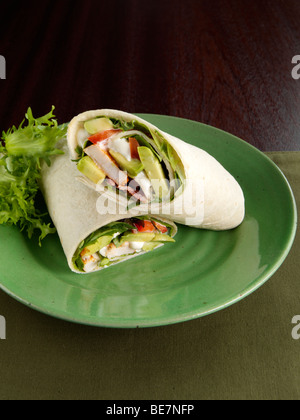 Hähnchen Avocado Wrap auf einem Teller Stockfoto