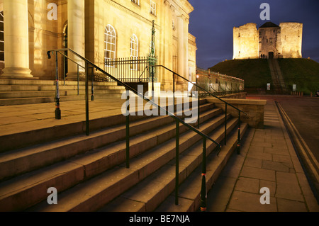 Law Courts und Clifford es Tower bei Nacht, York, North Yorkshire, Vereinigtes Königreich. Stockfoto