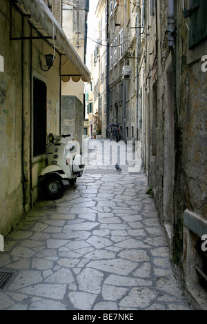 Eine schmale Seitenstraße in Corfu Town, Korfu, griechische Inseln, Griechenland, Europa Stockfoto