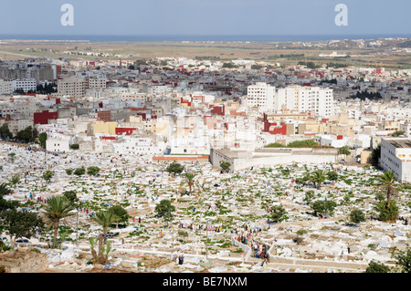 Blick auf die Medina, am Friedhof sichtbar in den Vordergrund, Tetouan, Marokko Stockfoto