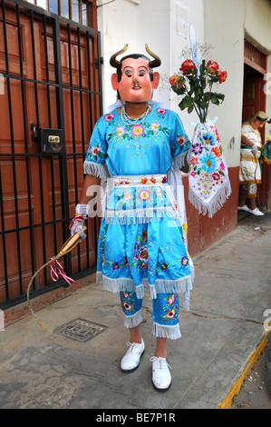 PERU, CAJABAMBA - SEPTEMBER 6: Peruanische Folklore Tanz "Los Diablos" Stockfoto