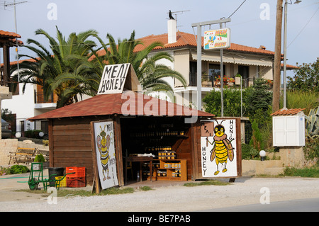 Honig-Verkauf aus einer Hütte am Straßenrand in Nikiti Halkidiki Nordgriechenland Stockfoto