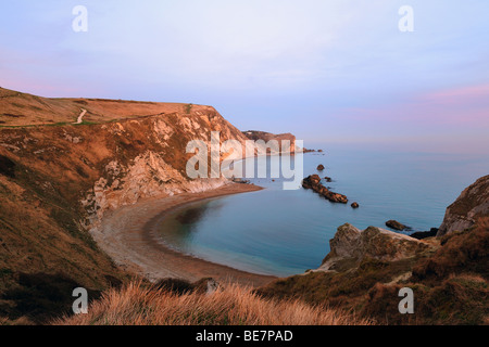 JURASSIC COAST, DORSET, Großbritannien - 16. MÄRZ 2009: Man war Cove, St Oswald's Bay Stockfoto