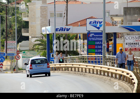 Griechischen Tankstelle und Kraftstoffpreise anzeigen Board bei Potidaia im nördlichen Griechenland EU Stockfoto