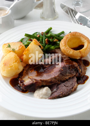 Ein Teller mit in Scheiben geschnitten ohne Knochen Braten Rippe vom Rind in einer Tischdekoration Stockfoto