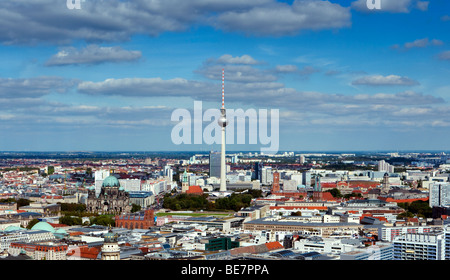 Blick auf Skyline von Berlin mit Fernsehturm am Alexanderplatz nach hinten Deutschland Stockfoto