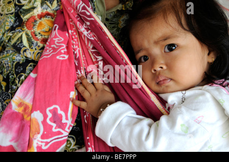 Kleinkind mit Mutter Straße Markt Jambi Sumatra Indonesien Stockfoto