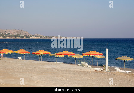 Sonnenschirme am Strand von Lothiarika, in der Nähe von Lardos, Rhodos, Dodekanes, Griechenland Stockfoto