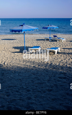 Liegestühle am Strand von Lothiarika, in der Nähe von Lardos, Rhodos, Dodekanes, Griechenland Stockfoto