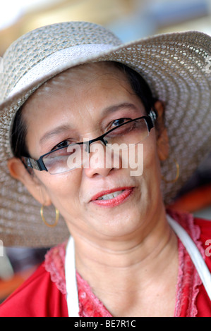 Frau in Suppen Gericht Jambi Sumatra Indonesien Stockfoto