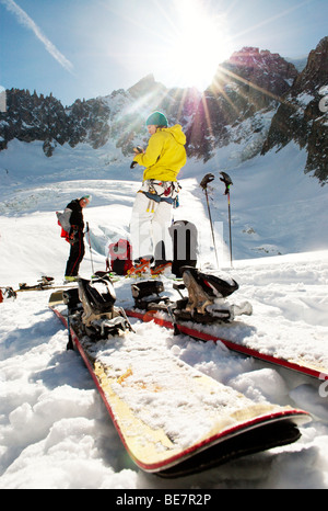 Skitourengeher in der Pause, die Anpassung der Ausrüstung an Salle Krippe im Vallée Blanche, Chamonix, Frankreich Stockfoto