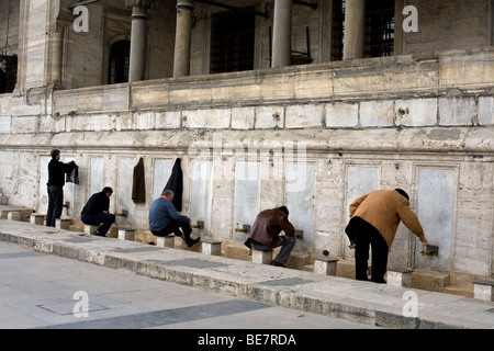 Männlichen Anbetern Waschung vor dem Gebet in der Moschee in Istanbul, Türkei März 2009 Stockfoto