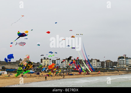 Ein Drachenfestival am Strand von Margate in Kent.  Foto von Gordon Scammell Stockfoto