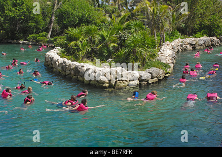 Menschen, die in den unterirdischen Fluss schwimmen. Xcaret. Playa del Carmen. Quintana Roo Zustand. Riviera Maya. Mexiko Stockfoto