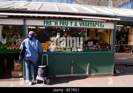 Obst und Gemüse stall Shepherds Bush Market London, September 2009 Stockfoto